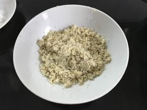 把60克栗子仁用筛网筛成栗蓉。