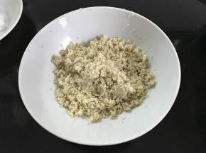 把60克栗子仁用筛网筛成栗蓉。