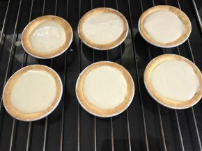 将栗子馅倒入烤好的挞皮里。