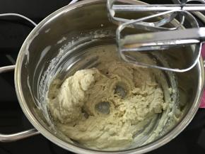 用电动打蛋器把淡奶油打发后和栗蓉混合成栗子奶油。