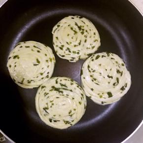 锅中倒油加热，放入饼