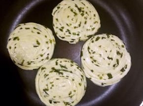 锅中倒油加热，放入饼