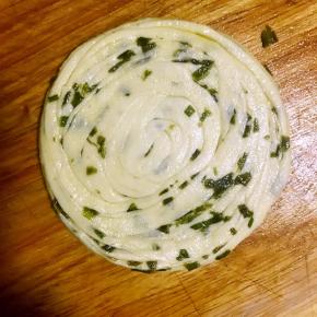 用手轻压成饼，稍稍厚一点，层次更分明