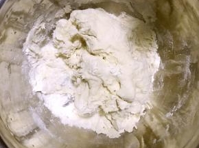 放入面粉搅拌
