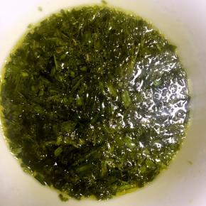 锅中放油，倒入小香葱，并加入适量的盐，倒入碗中备用