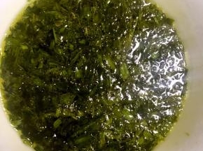 锅中放油，倒入小香葱，并加入适量的盐，倒入碗中备用