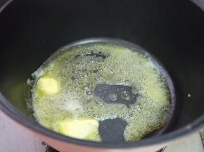 先来制作苹果派的馅，准备好主料表里的食材，苹果去皮去核切成小块，不粘锅里放上黄油，加热，让黄油彻底融化；