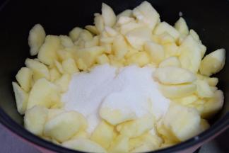 把切好的苹果块放进锅里，再加进白糖；