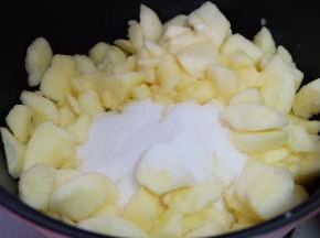 把切好的苹果块放进锅里，再加进白糖；