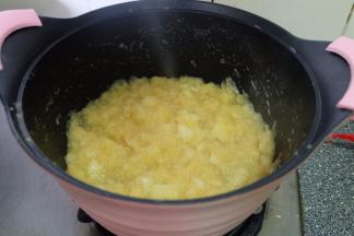 水份达到一定程度后就会慢慢减少，苹果块也都变成了苹果酱，加少许盐；