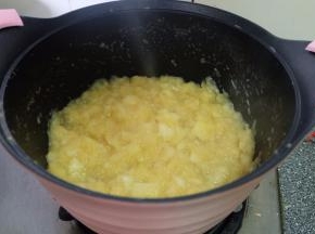 水份达到一定程度后就会慢慢减少，苹果块也都变成了苹果酱，加少许盐；