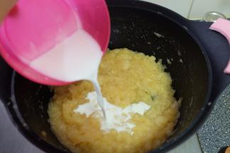 用清水和玉米淀粉混合成淀粉水，倒进锅里；继续翻炒；