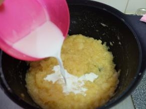 用清水和玉米淀粉混合成淀粉水，倒进锅里；继续翻炒；