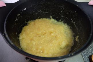 等到锅里的苹果酱达到自己想要的稠度，就可以关火了，放凉备用；