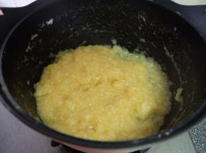 等到锅里的苹果酱达到自己想要的稠度，就可以关火了，放凉备用；