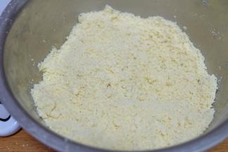 用手搓，把黄油和面粉、白糖搓在一起，成玉米粉的状态；