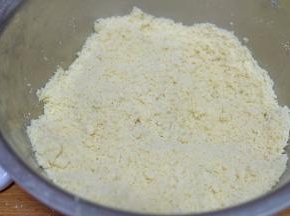 用手搓，把黄油和面粉、白糖搓在一起，成玉米粉的状态；