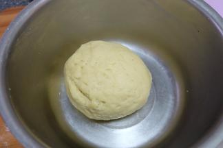 加上40g清水，抓揉成一个面团，面团柔软不粘手，盆也是光滑的；