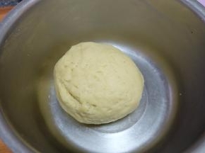 加上40g清水，抓揉成一个面团，面团柔软不粘手，盆也是光滑的；