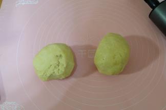 把面团分成两份，一个大一点，一个小一点；