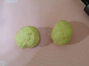 把面团分成两份，一个大一点，一个小一点；