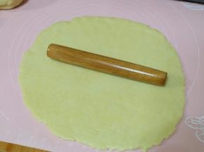 将大一点的面团用擀面杖擀开，擀成厚度约0.3CM的皮；