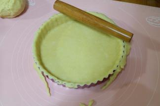 把派皮铺在派盘上，按压好之后，用擀面杖擀掉多余的派皮；（我用的是8寸的派盘）把做好放凉的苹果馅铺在里面，并用勺子轻轻按住压实；