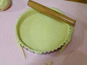 把派皮铺在派盘上，按压好之后，用擀面杖擀掉多余的派皮；（我用的是8寸的派盘）把做好放凉的苹果馅铺在里面，并用勺子轻轻按住压实；