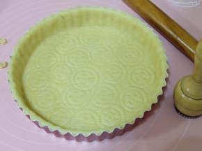 给派皮底部扎孔，我用的是做馕的馕针，也可以用叉子；