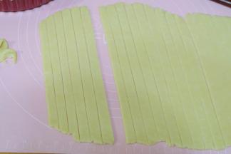 把另一块面团擀开，厚度约0.3CM，然后切成[宽度一致的长条；