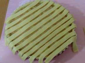 派皮内放满苹果馅，再把切好的长条铺在上面；先铺一层（如图所示）