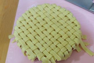 再用剩下的长条编交叉编成网状（如图所示）；这一步需要费点时间，需要点耐心；