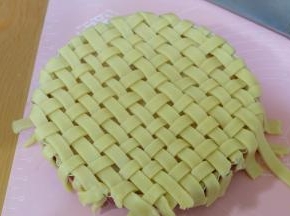 再用剩下的长条编交叉编成网状（如图所示）；这一步需要费点时间，需要点耐心；