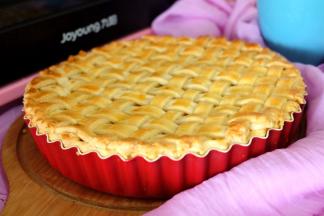 一个漂亮的苹果派就做好了，刚烤完的时候派皮有些硬，放凉后过一晚再品尝就比较好吃了。做法是不是特别简单呢，小朋友在家也可以参与制作的；里面的馅是超级足的，派皮也比较薄，自己在家做的就是用料十足，吃起来过瘾。因为是要拿去参加活动的，所以没有切开的图。馅很好吃，吃过自己做的苹果派，外面卖的那些基本都可以免了，跟自己做的没法比！