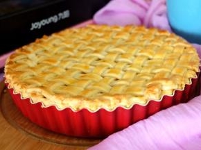 一个漂亮的苹果派就做好了，刚烤完的时候派皮有些硬，放凉后过一晚再品尝就比较好吃了。做法是不是特别简单呢，小朋友在家也可以参与制作的；里面的馅是超级足的，派皮也比较薄，自己在家做的就是用料十足，吃起来过瘾。因为是要拿去参加活动的，所以没有切开的图。馅很好吃，吃过自己做的苹果派，外面卖的那些基本都可以免了，跟自己做的没法比！