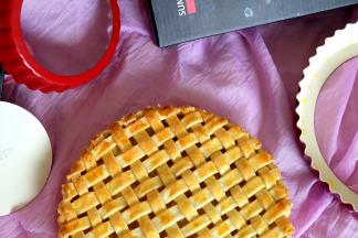 做苹果派建议使用活底派盘，这样方便把派完整的取出来，馅料要稠一点，不能太稀，否则不容易成型。