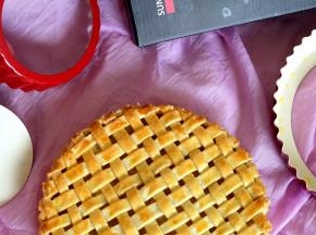 做苹果派建议使用活底派盘，这样方便把派完整的取出来，馅料要稠一点，不能太稀，否则不容易成型。