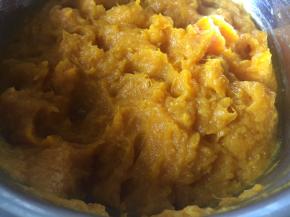 南瓜，蒸熟，捣成泥；