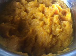 南瓜，蒸熟，捣成泥；