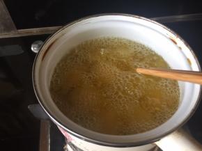 热油，大概是8分热这样，如果不知道油温的话，可以用一个先试试，放入土豆球，立马就会漂浮起来的，起大泡状态，就可以开始炸了；