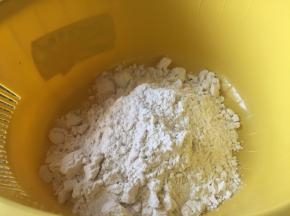 把蒸熟的土豆，捣成泥，我就用勺子捣的，不是很细腻，可以借用其他工具，捣得更加细腻些；
