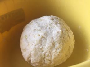 先搅拌，后揉成面团；