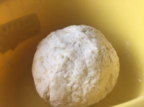 先搅拌，后揉成面团；