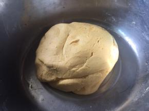 揉成光滑的面团；