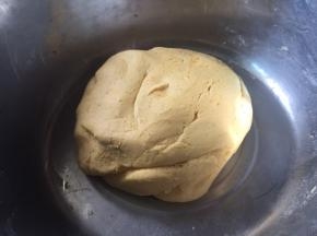 揉成光滑的面团；