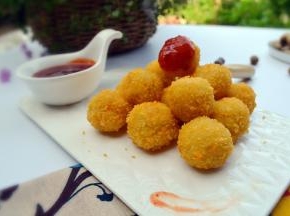 蘸着番茄酱，很好吃，孩子都超级喜欢，但是不能多吃哦，毕竟是油炸食品 ；