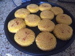 开火，煎至两面金黄；