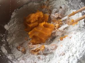 慢慢的加入到糯米粉中，边加边搅拌；
