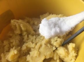 准备好淀粉，加入土豆泥，加入一小勺的盐；