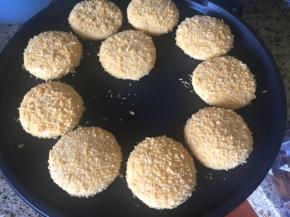 依次做好其余的，放入电饼档中；